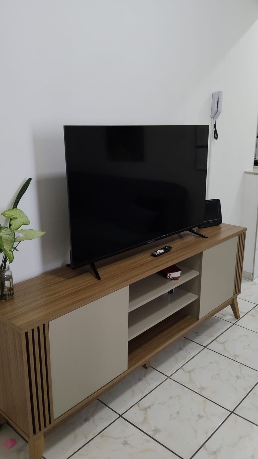 Televisão em móvel de apoio dentro da suíte